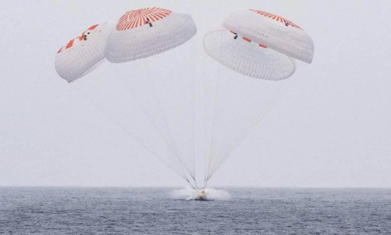 الكبسولة لحظة هبوطها قبالة سواحل كاليفورنيا