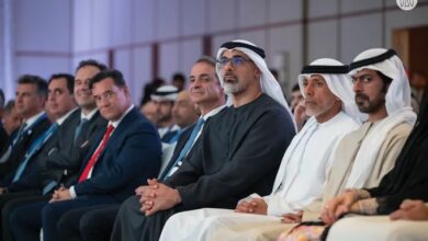 الشيخ خالد بن محمد بن زايد ورئيس الوزراء اليوناني خلال المنتدى الاستراتيجي الإماراتي اليوناني في أثينا