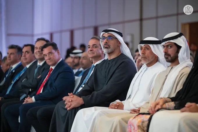 الشيخ خالد بن محمد بن زايد ورئيس الوزراء اليوناني خلال المنتدى الاستراتيجي الإماراتي اليوناني في أثينا